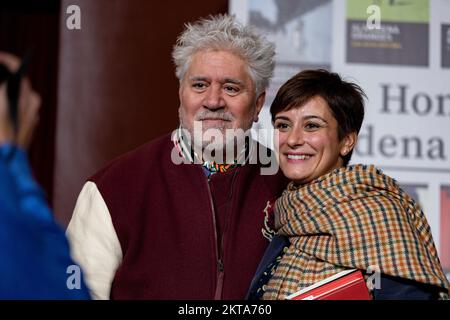 Isabel Rodriguez Garcia. Pedro Almodovar Caballero. Porte-parole du Gouvernement espagnol et ministre et directeur du film en hommage à Almudena Banque D'Images