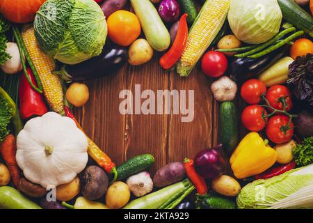 Aliments sains assortiment de légumes frais sur fond de bois Banque D'Images