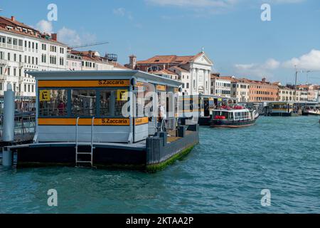 Venise Italie 27 septembre 2022 : Arrêt de ferry sur la place Saint-Marc de venise Banque D'Images