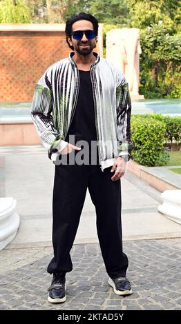 New Delhi, Inde. 29th novembre 2022. L'acteur de Bollywood Ayushmann Khurrana pose pour des photos lors de la promotion de son prochain film dramatique d'action en langue hindi indienne 'action Hero' à l'Imperial Hotel. Crédit : SOPA Images Limited/Alamy Live News Banque D'Images