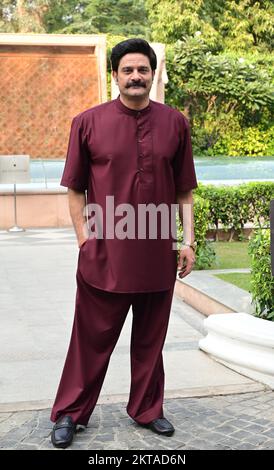 New Delhi, Inde. 29th novembre 2022. L'acteur indien Jaideep Ahlawat pose pour des photos lors de la promotion de son prochain film dramatique d'action en langue hindi indienne 'action Hero' à l'Imperial Hotel. Crédit : SOPA Images Limited/Alamy Live News Banque D'Images