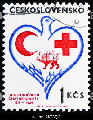 MOSCOU, RUSSIE - 29 OCTOBRE 2022 : le timbre-poste imprimé en Tchécoslovaquie montre la Croix-Rouge tchécoslovaque, 150th anniversaire, série, vers 1969 Banque D'Images