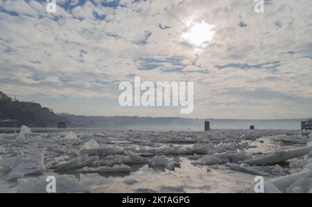 Fleuve Danube recouvert de neige et de glace. Cours d'eau gelé et enneigé du Danube sous la forteresse de Petrovaradin, Voïvodine, Novi Sad, Petrovaradi Banque D'Images