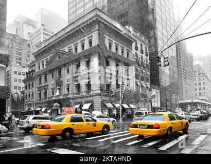 Cinquième avenue, magasin cartier dans la décoration de noël, New York City, New York, États-Unis Banque D'Images