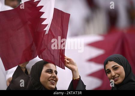 Foto Fabio Ferrari/Lapresse 29 novembre 2022 Doha, Qatar - Sport - Calcio - Qatar 2022 - Coppa del Mondo Fifa - Olanda vs Qatar - Gruppo A - Fase a Gironi - Al Bayt Stadium Nella foto: tifosi del Qatar 29 novembre 2022 Doha, Qatar - sport - football - Qatar 2022- coupe du monde de la Fifa - pays-Bas contre Qatar - Groupe A - scène de groupe -Stade Al Bayt dans le pic: Qatar Supporters/ PRESSINPHOTO Banque D'Images