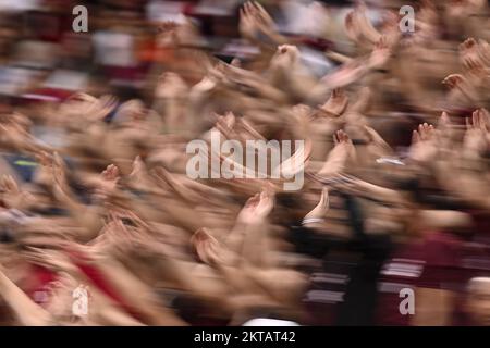 Foto Fabio Ferrari/Lapresse 29 novembre 2022 Doha, Qatar - Sport - Calcio - Qatar 2022 - Coppa del Mondo Fifa - Olanda vs Qatar - Gruppo A - Fase a Gironi - Al Bayt Stadium Nella foto: tifosi 29 novembre 2022 Doha, Qatar - sport - football - Qatar 2022- coupe du monde de la Fifa - pays-Bas contre Qatar - Groupe A - scène de groupe -Stade Al Bayt dans le pic: Supporters/ PRESSINPHOTO Banque D'Images