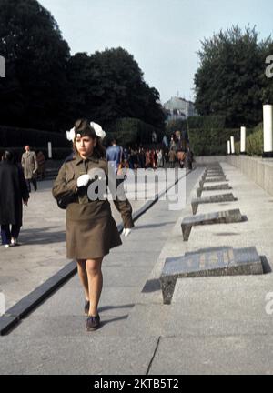 Kiew: Eine Sowjet-Soldat paradiert am Grabmal der unbekannten Soldaten entlang der Reihe der Gedenktafeln (photo 1977) - Soldat soviétique patrouilant le long des plaques commémoratives des héros de la Seconde Guerre mondiale dans le Parc de la gloire éternelle Banque D'Images