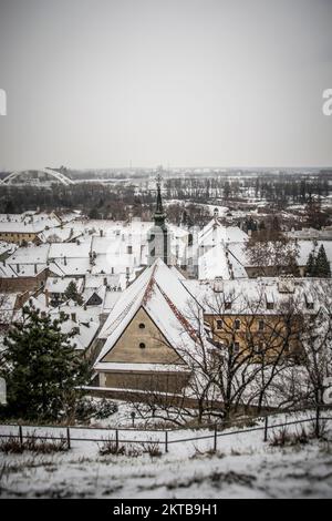 Vue panoramique sur les toits de Petrovaradin couverts de neige Banque D'Images