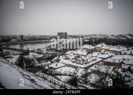 Vue panoramique sur les toits de Petrovaradin couverts de neige Banque D'Images
