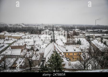 Vue panoramique sur les toits de Petrovaradin couverts de neige Banque D'Images