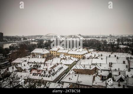Vue panoramique sur les toits de Petrovaradin couverts de neige Banque D'Images