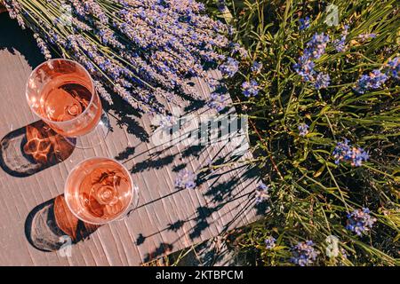 Deux verres de vin rose et bouquet de fleurs de lavande, pique-nique en campagne Banque D'Images