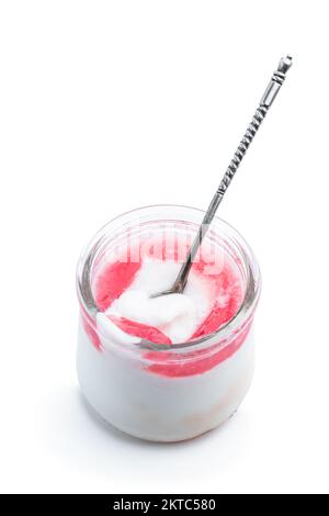 Yaourt biologique frais naturel fait maison avec confiture de baies et graines de chia dans un pot en verre isolé sur blanc Banque D'Images