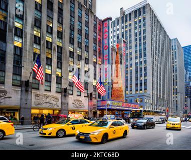 Vue de 6th Avenue vers radio City, Manhatten, New York, New York, USA Banque D'Images