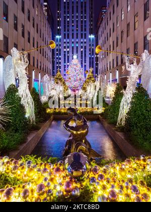 Rockefeller Center avec arbre de Noël et Anges, Manhatten, New York, New York, Etats-Unis Banque D'Images
