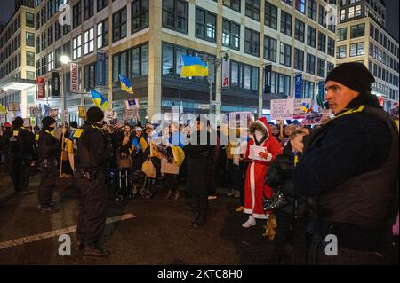 Berlin, Allemagne. 29th novembre 2022. Tandis que les lumières sont allumées sur un arbre de Noël par un père russe Frost devant la Maison russe de la science et de la culture, les gens manifestent contre l'événement avec des drapeaux ukrainiens, des bannières et des pancartes. Credit: Christophe bateau/dpa/Alay Live News Banque D'Images