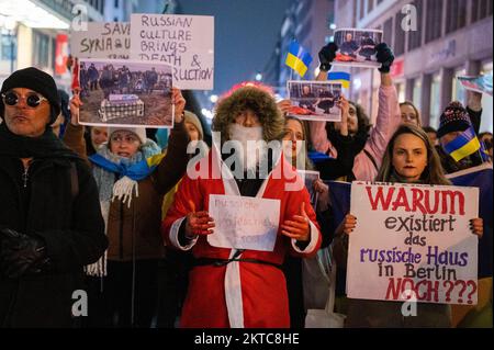 Berlin, Allemagne. 29th novembre 2022. Tandis que les lumières sont allumées sur un arbre de Noël par un père russe Frost devant la Maison russe de la science et de la culture, les gens manifestent contre l'événement avec des drapeaux ukrainiens, des bannières et des pancartes. Credit: Christophe bateau/dpa/Alay Live News Banque D'Images