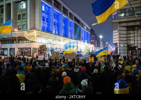 Berlin, Allemagne. 29th novembre 2022. Tandis que les lumières sont allumées sur un arbre de Noël par un père russe Frost devant la Maison russe de la science et de la culture, les gens manifestent contre l'événement avec des drapeaux ukrainiens, des bannières et des pancartes. Credit: Christophe bateau/dpa/Alay Live News Banque D'Images