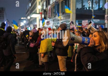 Berlin, Allemagne. 29th novembre 2022. Tandis que les lumières sont allumées sur un arbre de Noël par un père russe Frost devant la Maison russe de la science et de la culture, les gens manifestent contre l'événement avec des drapeaux ukrainiens, des bannières et des pancartes. Credit: Christophe bateau/dpa/Alay Live News Banque D'Images