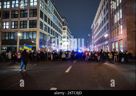 Berlin, Allemagne. 29th novembre 2022. Tandis que les lumières sont allumées sur un arbre de Noël par un père russe Frost devant la Maison russe de la science et de la culture, les gens manifestent contre l'événement avec des drapeaux ukrainiens, des bannières et des pancartes. Credit: Christophe bateau/dpa/Alay Live News Banque D'Images