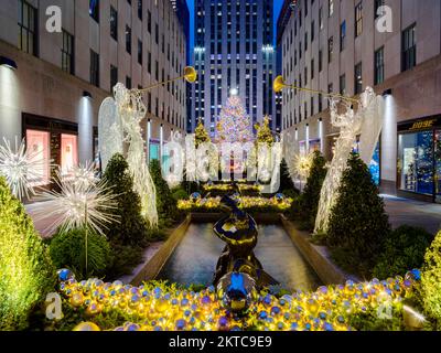 Rockefeller Center avec arbre de Noël et Anges, Manhatten, New York, New York, Etats-Unis Banque D'Images