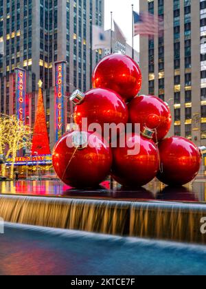 Radio City, Red Christmas ornements Manhatten, New York City, New York, Etats-Unis Banque D'Images