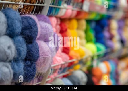 Voir les étagères avec des fils molletonnés colorés dans des couleurs multicolores. Résumé arrière-plan flou Banque D'Images