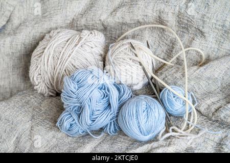 Skeins de fils de laine et aiguilles de tricotage, photo de la vie avec un flou de point doux Banque D'Images