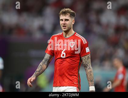 29th novembre 2022 ; stade Ahmed bin Ali, Al Rayyan, Qatar ; coupe du monde de football de la FIFA, pays de Galles contre Angleterre ; Joe Rodon du pays de Galles Banque D'Images