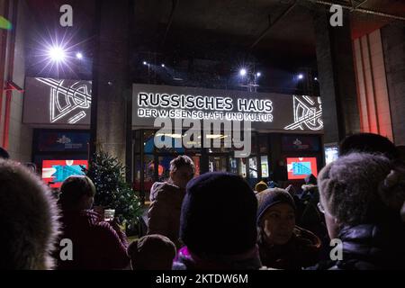 Berlin, Allemagne. 29th novembre 2022. Une fête de Noël de rue initiée par la Maison russe de Berlin a eu lieu dans la Friedrichstrasse de Berlin, sur 29 novembre 2022. Le père Frost (Ded Moroz), une figure légendaire semblable à Saint Nicolas, Père Noël et Père Noël, a accueilli les parents et leurs enfants. L'événement a été précédemment fortement encouragé par l'ambassade de Russie à Berlin. En raison de la situation actuelle en Ukraine, il y a eu une protestation contre la fête de Noël russe. Les manifestants ont crié que la Russie est un État terroriste et ont exigé sur leurs signes qu'il n'y ait pas de Noël pour t Banque D'Images