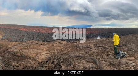 Mauna Loa, États-Unis d'Amérique. 27 novembre 2022. Une équipe de terrain de l'Observatoire du volcan hawaïen surveille la zone de rift du Nord-est sur le sommet de la caldera de Mauna Loa, dans le parc national des volcans d'Hawaï, à 27 novembre 2022, à Hawaï. Le volcan a éclaté plus tard dans la soirée, le premier depuis 1984 au plus grand volcan actif du monde. Crédit : Michael Zoeller/USGS/Alay Live News Banque D'Images