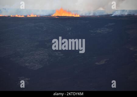 Mauna Loa, États-Unis d'Amérique. 28 novembre 2022. La lave coule lors d'une éruption dans la zone de Rift Nord-est sur le sommet de la caldera de Mauna Loa au parc national des volcans d'Hawaï, 28 novembre 2022 à Hawaï. La nouvelle éruption, qui est la première depuis 1984 dans le plus grand volcan actif au monde. Crédit : civil Air Patrol/USGS/Alay Live News Banque D'Images