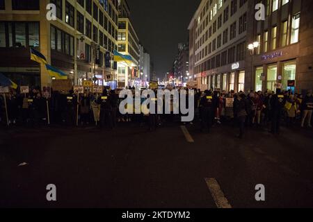 Berlin, Allemagne. 29th novembre 2022. Une fête de Noël de rue initiée par la Maison russe de Berlin a eu lieu dans la Friedrichstrasse de Berlin, sur 29 novembre 2022. Le père Frost (Ded Moroz), une figure légendaire semblable à Saint Nicolas, Père Noël et Père Noël, a accueilli les parents et leurs enfants. L'événement a été précédemment fortement encouragé par l'ambassade de Russie à Berlin. En raison de la situation actuelle en Ukraine, il y a eu une protestation contre la fête de Noël russe. Les manifestants ont crié que la Russie est un État terroriste et ont exigé sur leurs signes qu'il n'y ait pas de Noël pour t Banque D'Images