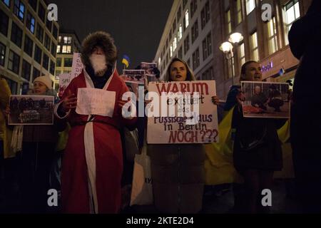 Berlin, Allemagne. 29th novembre 2022. Une fête de Noël de rue initiée par la Maison russe de Berlin a eu lieu dans la Friedrichstrasse de Berlin, sur 29 novembre 2022. Le père Frost (Ded Moroz), une figure légendaire semblable à Saint Nicolas, Père Noël et Père Noël, a accueilli les parents et leurs enfants. L'événement a été précédemment fortement encouragé par l'ambassade de Russie à Berlin. En raison de la situation actuelle en Ukraine, il y a eu une protestation contre la fête de Noël russe. Les manifestants ont crié que la Russie est un État terroriste et ont exigé sur leurs signes qu'il n'y ait pas de Noël pour t Banque D'Images