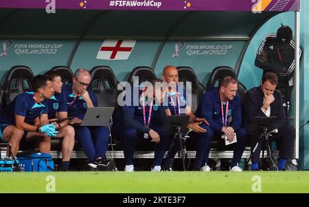 Gareth Southgate, directeur de l'Angleterre, regarde une réponse avec son personnel de l'arrière-boutique lors du match de la coupe du monde de la FIFA, groupe B, au stade Ahmad Bin Ali, à Al Rayyan, au Qatar. Date de la photo: Mardi 29 novembre 2022. Banque D'Images