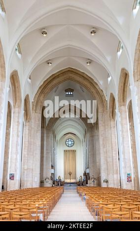 La nef de la cathédrale de Guildford, Surrey, Angleterre, Royaume-Uni. Vue sur le maître-autel. Banque D'Images