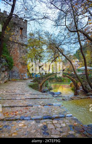 Pont, cascades, rivière à la vieille ville de Livadeia, dans la région de Boeotia, Grèce centrale, Grèce. Banque D'Images