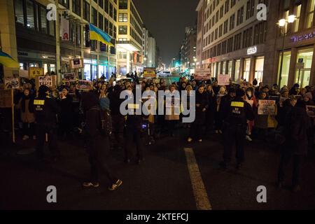 Berlin, Allemagne. 29th novembre 2022. Une fête de Noël de rue initiée par la Maison russe de Berlin a eu lieu dans la Friedrichstrasse de Berlin, sur 29 novembre 2022. Le père Frost (Ded Moroz), une figure légendaire semblable à Saint Nicolas, Père Noël et Père Noël, a accueilli les parents et leurs enfants. L'événement a été précédemment fortement encouragé par l'ambassade de Russie à Berlin. En raison de la situation actuelle en Ukraine, il y a eu une protestation contre la fête de Noël russe. Les manifestants ont crié que la Russie est un État terroriste et ont exigé sur leurs signes qu'il n'y ait pas de Noël pour t Banque D'Images