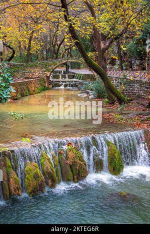 Pont, cascades, rivière à la vieille ville de Livadeia, dans la région de Boeotia, Grèce centrale, Grèce. Banque D'Images