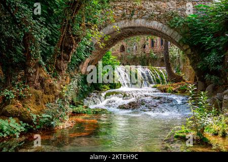 Pont, cascades, rivière à la vieille ville de Livadeia, dans la région de Boeotia, Grèce centrale, Grèce. Banque D'Images