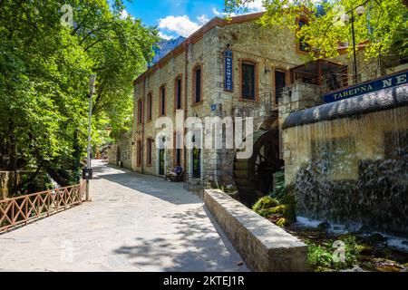 Pont, cascades, rivière à la vieille ville de Livadeia, dans la région de Boeotia, Grèce centrale, Grèce. Banque D'Images