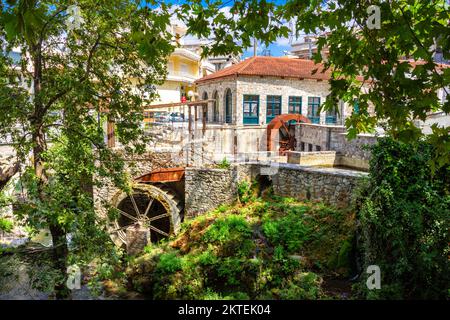 Pont, cascades, rivière à la vieille ville de Livadeia, dans la région de Boeotia, Grèce centrale, Grèce. Banque D'Images