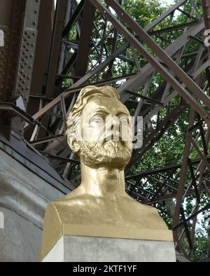 Gustave Eiffel buste sur le site de la Tour Eiffel à Paris par Antoine Bourdelle (1861-1929). Gustave Eiffel est un célèbre ingénieur français qui a construit l'IE Banque D'Images