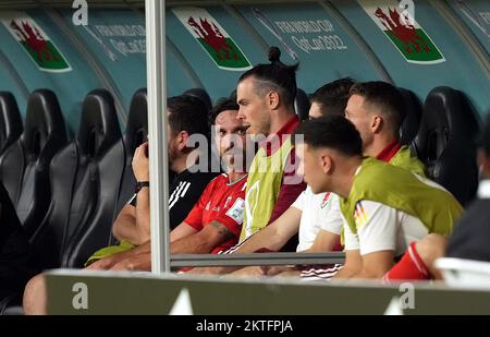 Joe Allen du pays de Galles avec Gareth Bale sur le banc lors du match de la coupe du monde de la FIFA du groupe B au stade Ahmad Bin Ali, Al Rayyan, Qatar. Date de la photo: Mardi 29 novembre 2022. Banque D'Images