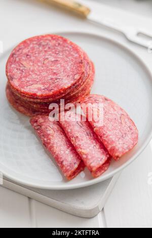 Émincé de salami mexicain avec des haricots sur l'assiette. Banque D'Images