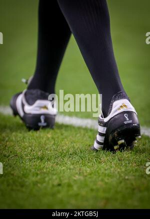 L'illustration montre des chaussures d'arbitre lors d'un match de football entre l'Iran et les Etats-Unis, le troisième et dernier match du Groupe B de la coupe du monde FIFA 2022 au stade Al Thumama, Doha, Etat du Qatar, le mardi 29 novembre 2022. BELGA PHOTO VIRGINIE LEFOUR Banque D'Images