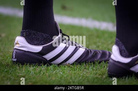 L'illustration montre des chaussures d'arbitre lors d'un match de football entre l'Iran et les Etats-Unis, le troisième et dernier match du Groupe B de la coupe du monde FIFA 2022 au stade Al Thumama, Doha, Etat du Qatar, le mardi 29 novembre 2022. BELGA PHOTO VIRGINIE LEFOUR Banque D'Images