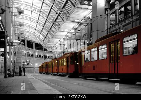 Gare de tramway à San Diego avec passagers attendant de monter à bord. Banque D'Images