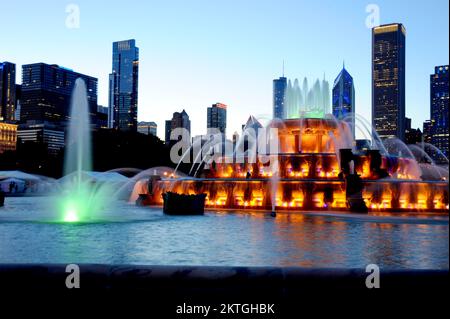 Spectacle de la fontaine d'eau de Buckingham au milieu de Chicago au crépuscule avec des couleurs spectaculaires. Banque D'Images