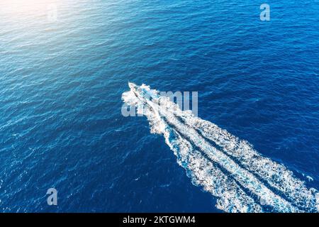 Le bateau à grande vitesse flotte à la lumière du soleil dans la Méditerranée, vue aérienne de dessus Banque D'Images